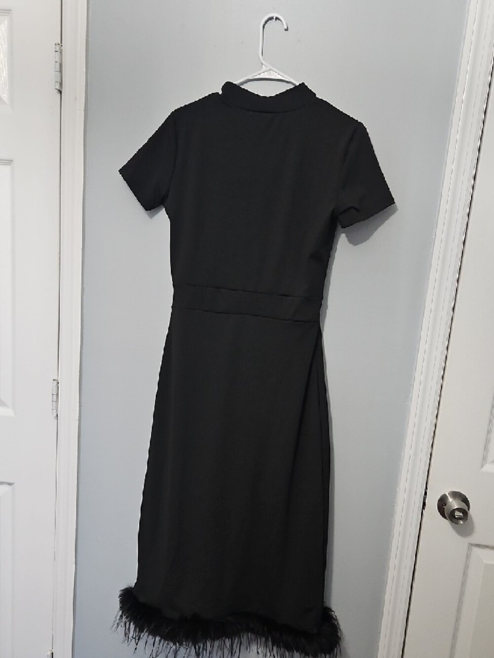 Classic Black Short-Sleeve Midi Dress with Feather Trim - Picture 3 of 3